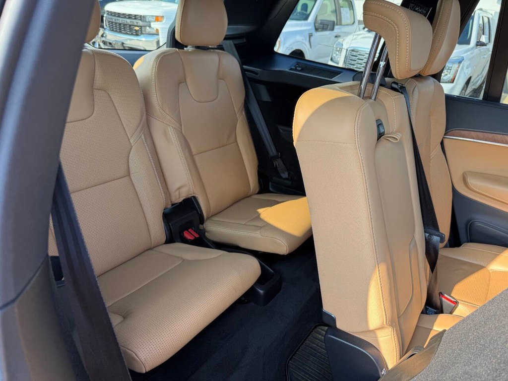 Volvo XC90 Vehicle Full-screen Gallery Image 17