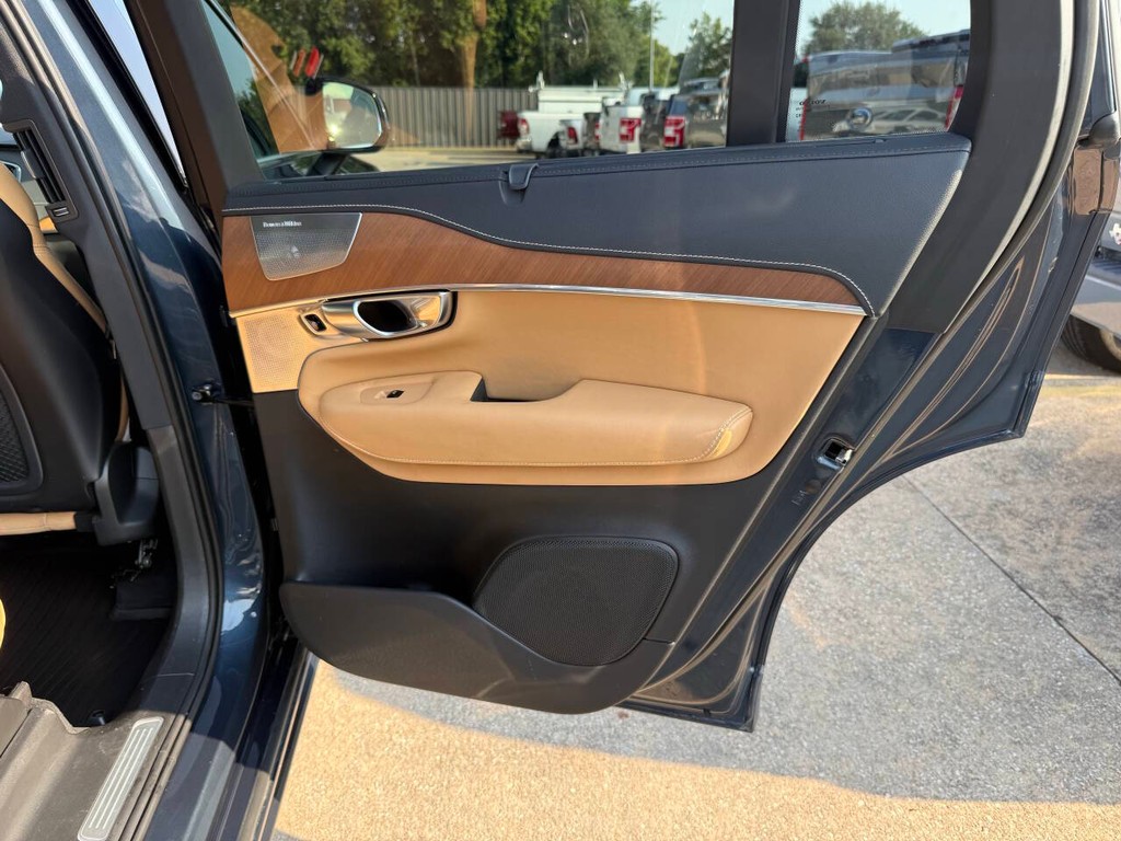 Volvo XC90 Vehicle Full-screen Gallery Image 18