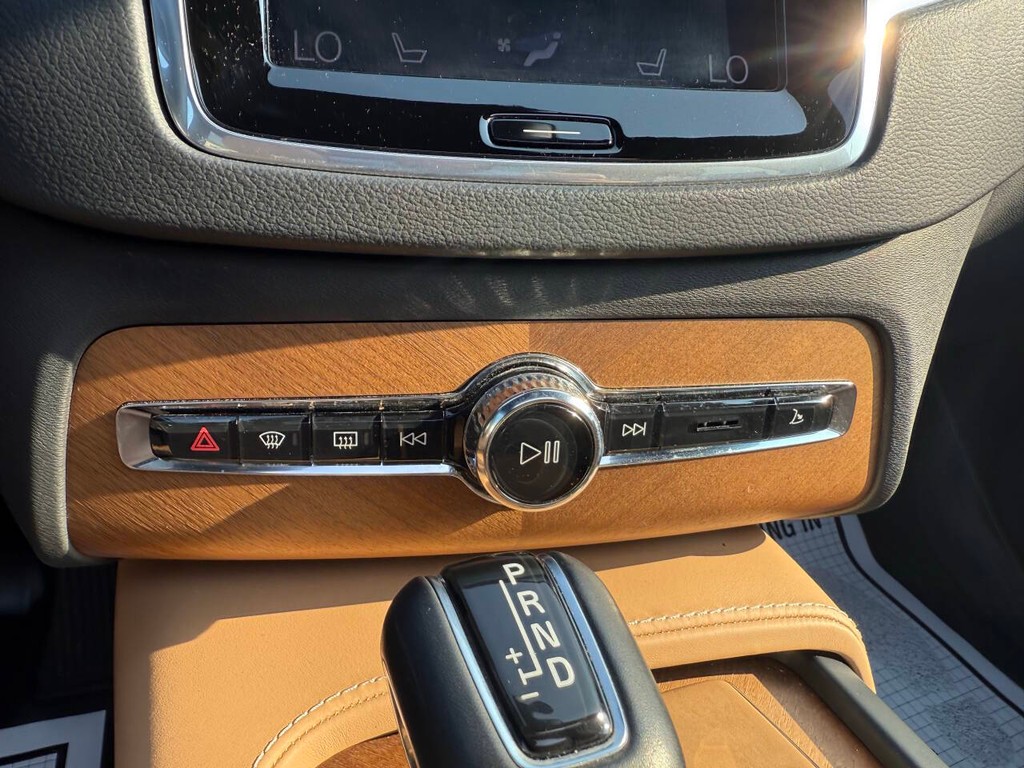 Volvo XC90 Vehicle Full-screen Gallery Image 30