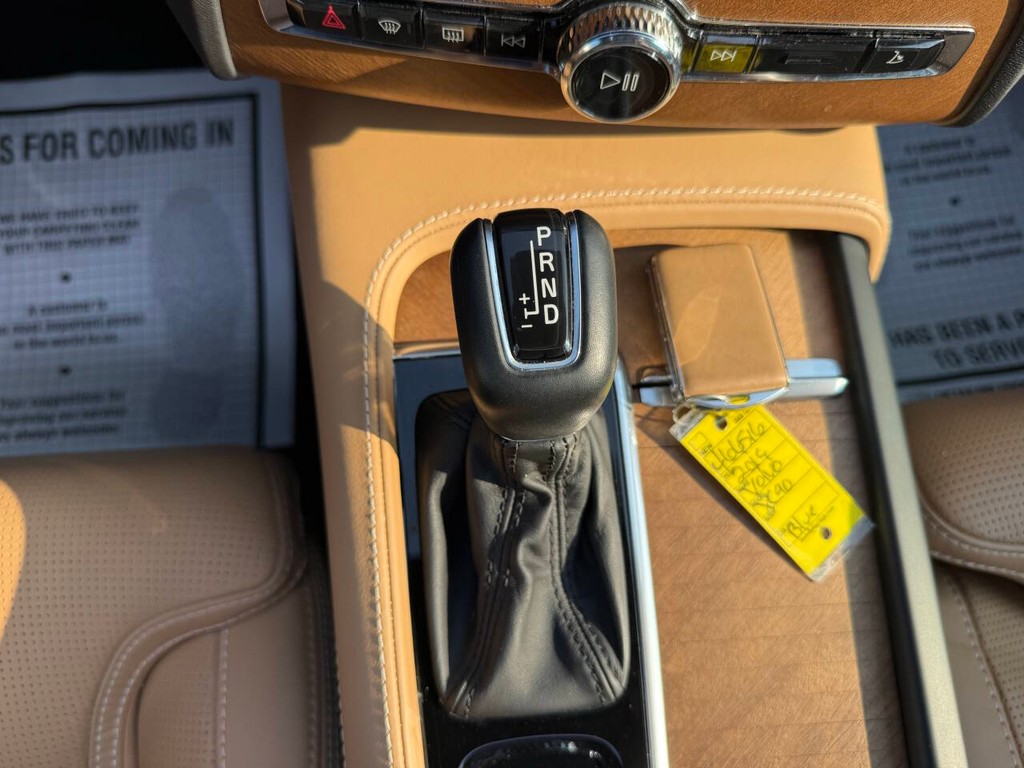 Volvo XC90 Vehicle Full-screen Gallery Image 31