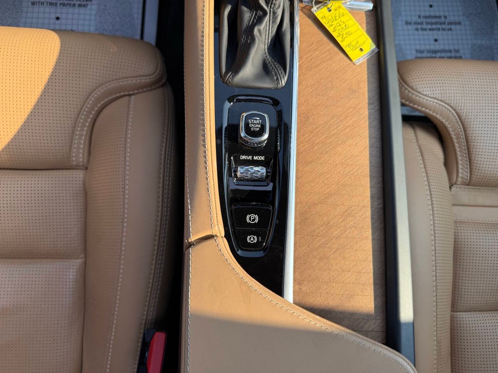 Volvo XC90 Vehicle Full-screen Gallery Image 32
