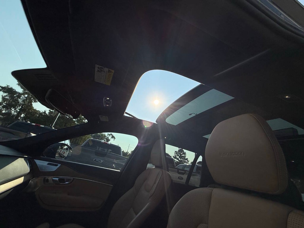 Volvo XC90 Vehicle Full-screen Gallery Image 35