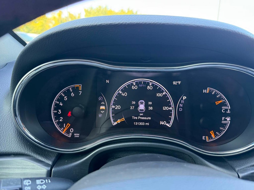 Jeep Grand Cherokee Vehicle Full-screen Gallery Image 30