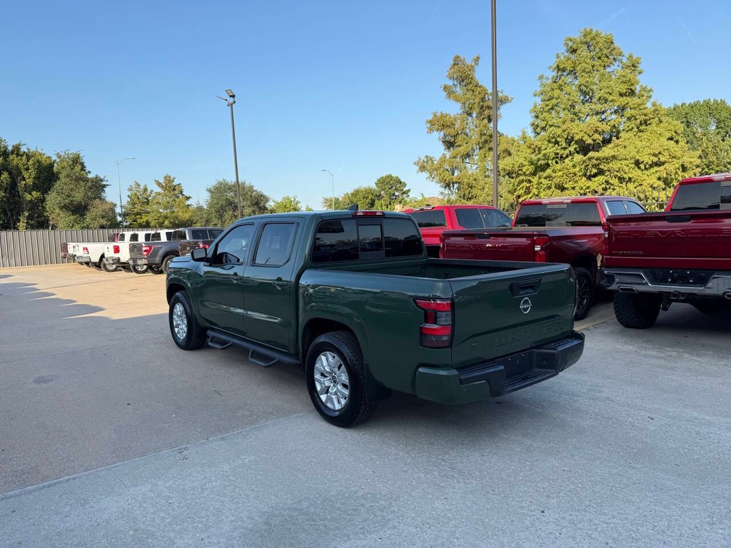 Nissan Frontier Vehicle Full-screen Gallery Image 04