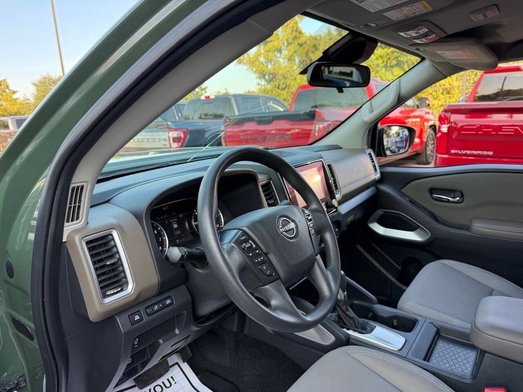 Nissan Frontier Vehicle Full-screen Gallery Image 06