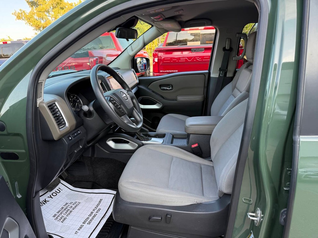 Nissan Frontier Vehicle Full-screen Gallery Image 07