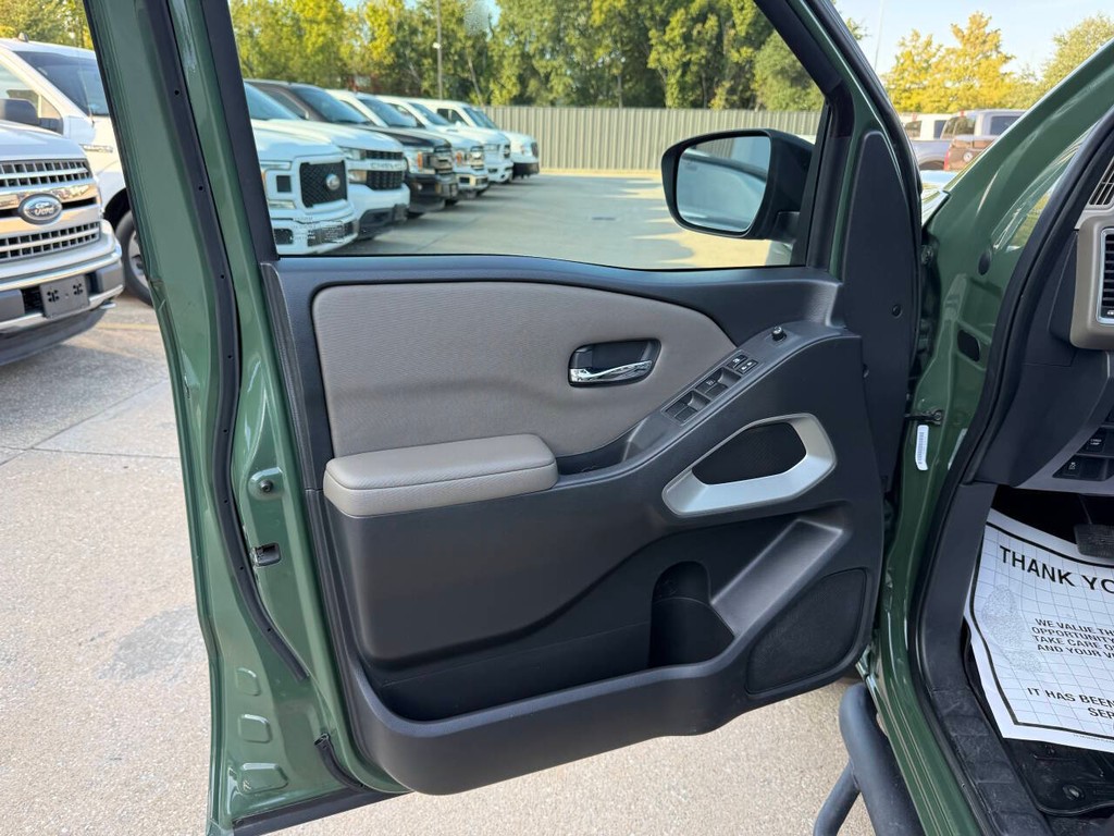 Nissan Frontier Vehicle Full-screen Gallery Image 08