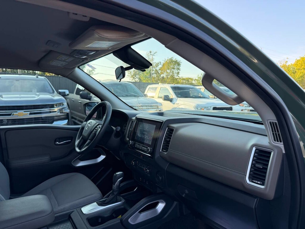 Nissan Frontier Vehicle Full-screen Gallery Image 09