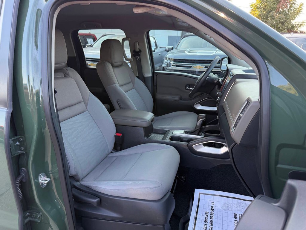 Nissan Frontier Vehicle Full-screen Gallery Image 10