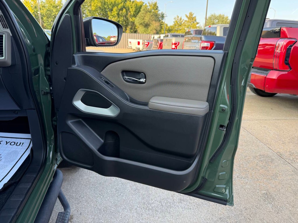 Nissan Frontier Vehicle Full-screen Gallery Image 11