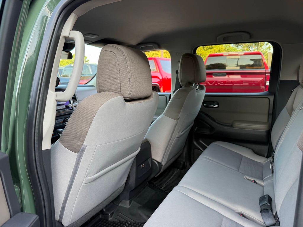 Nissan Frontier Vehicle Full-screen Gallery Image 12