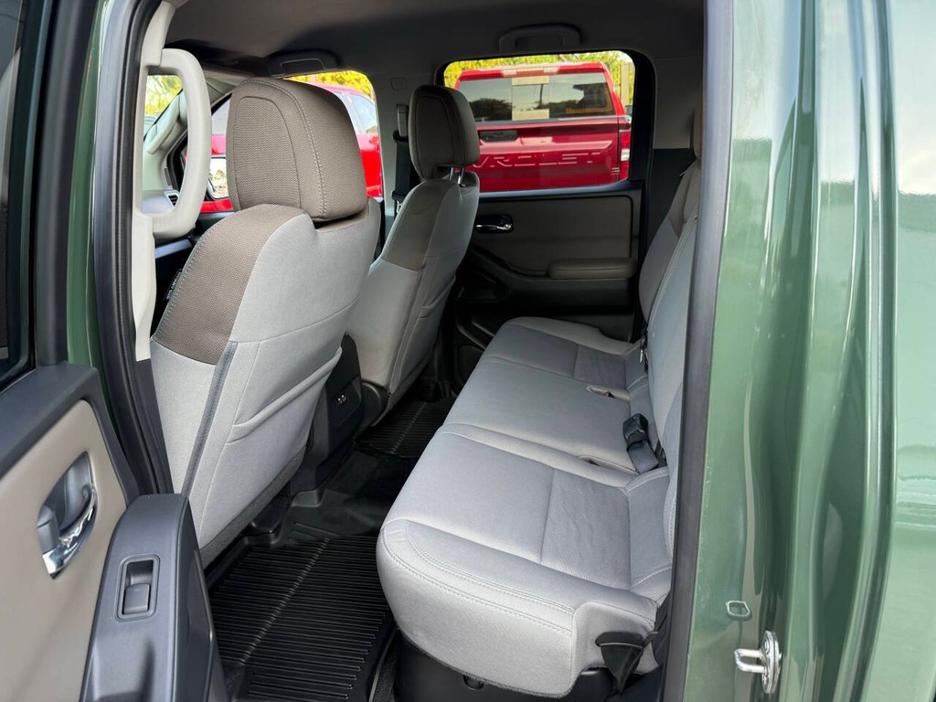 Nissan Frontier Vehicle Full-screen Gallery Image 13