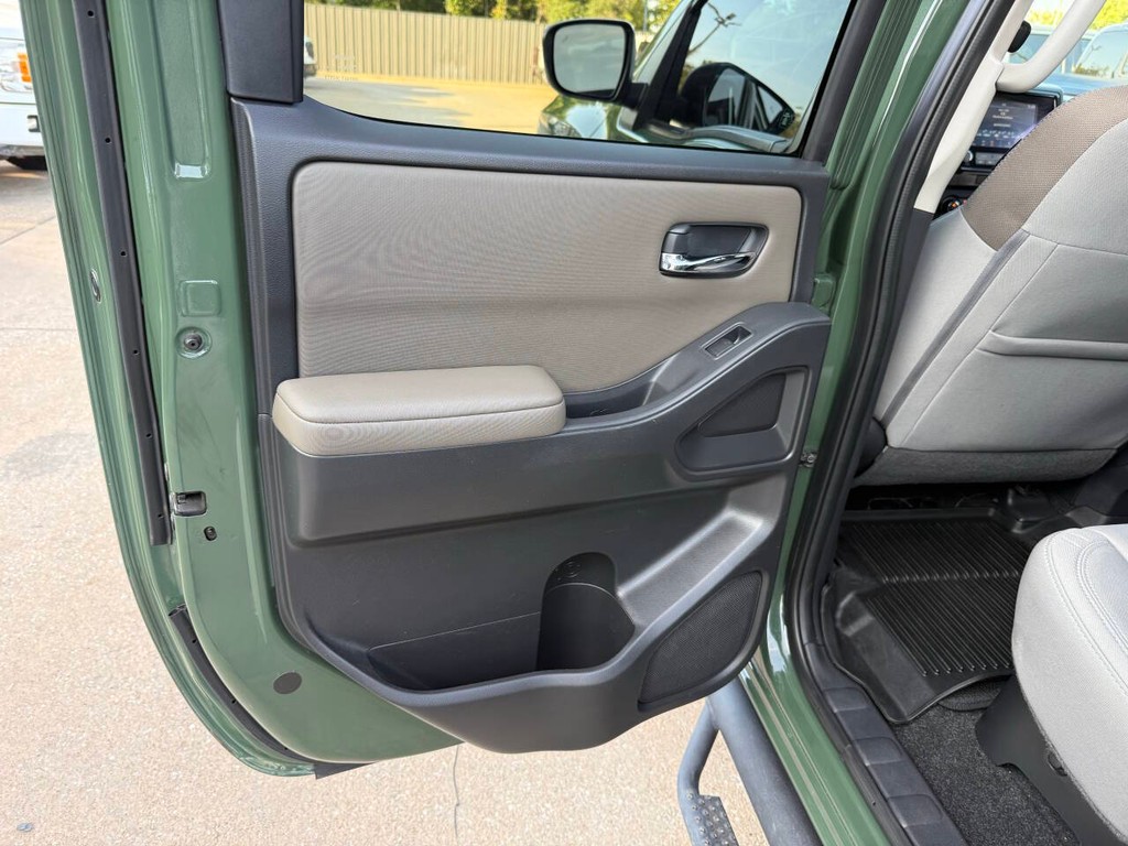 Nissan Frontier Vehicle Full-screen Gallery Image 14