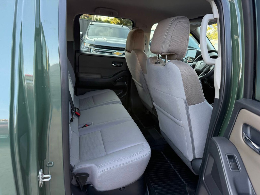 Nissan Frontier Vehicle Full-screen Gallery Image 15