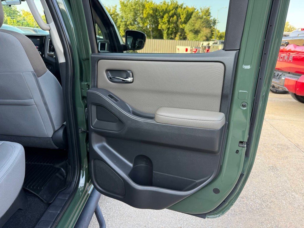 Nissan Frontier Vehicle Full-screen Gallery Image 16