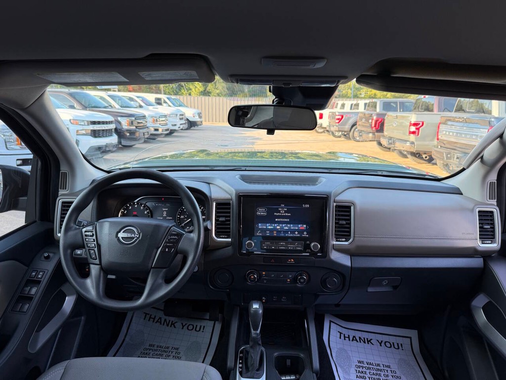 Nissan Frontier Vehicle Full-screen Gallery Image 17