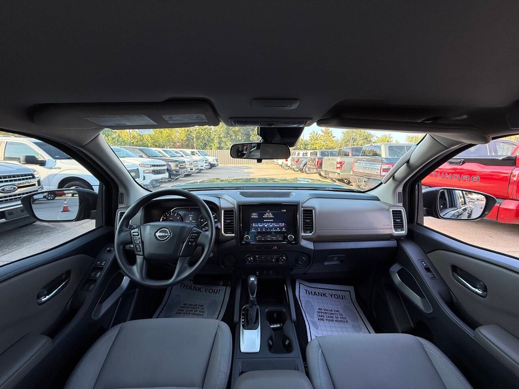 Nissan Frontier Vehicle Full-screen Gallery Image 18