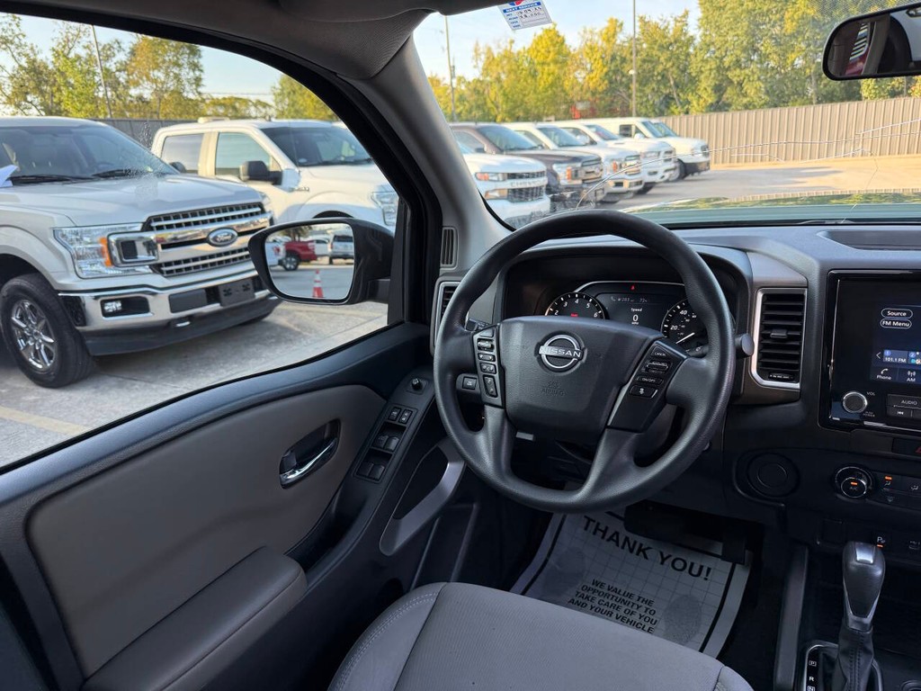 Nissan Frontier Vehicle Full-screen Gallery Image 19