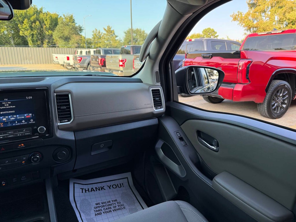 Nissan Frontier Vehicle Full-screen Gallery Image 20