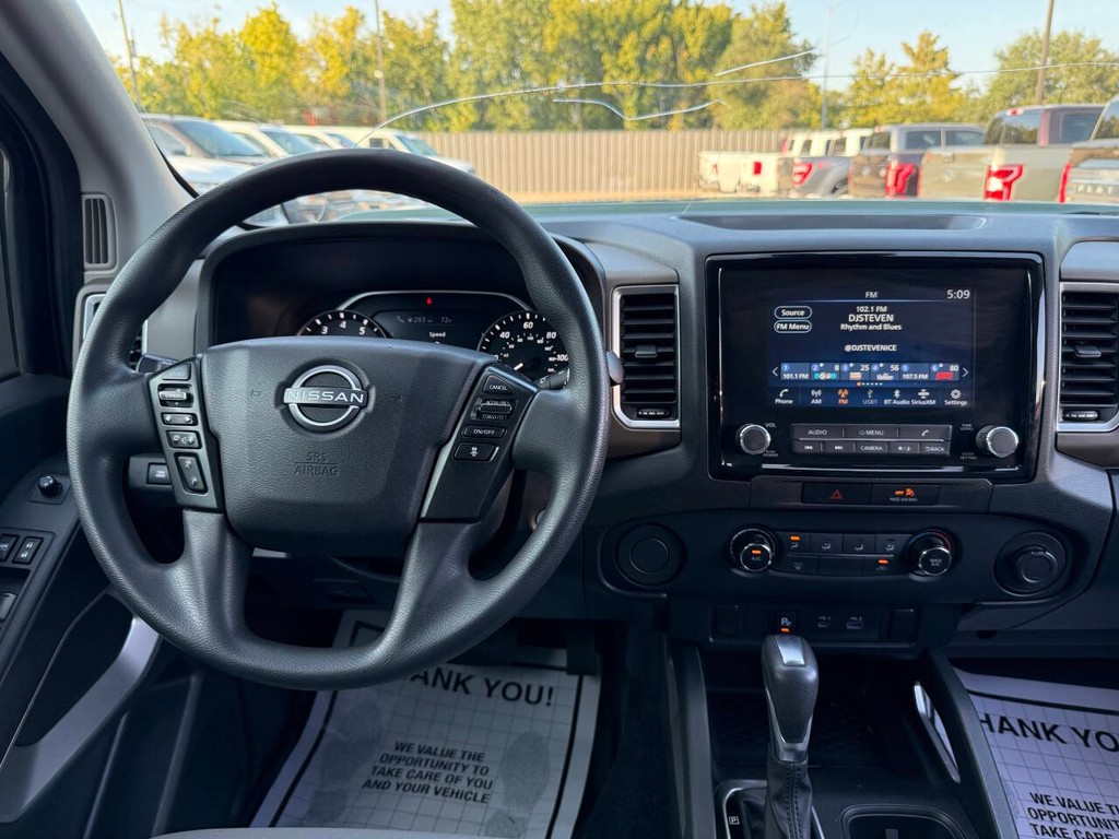 Nissan Frontier Vehicle Full-screen Gallery Image 21