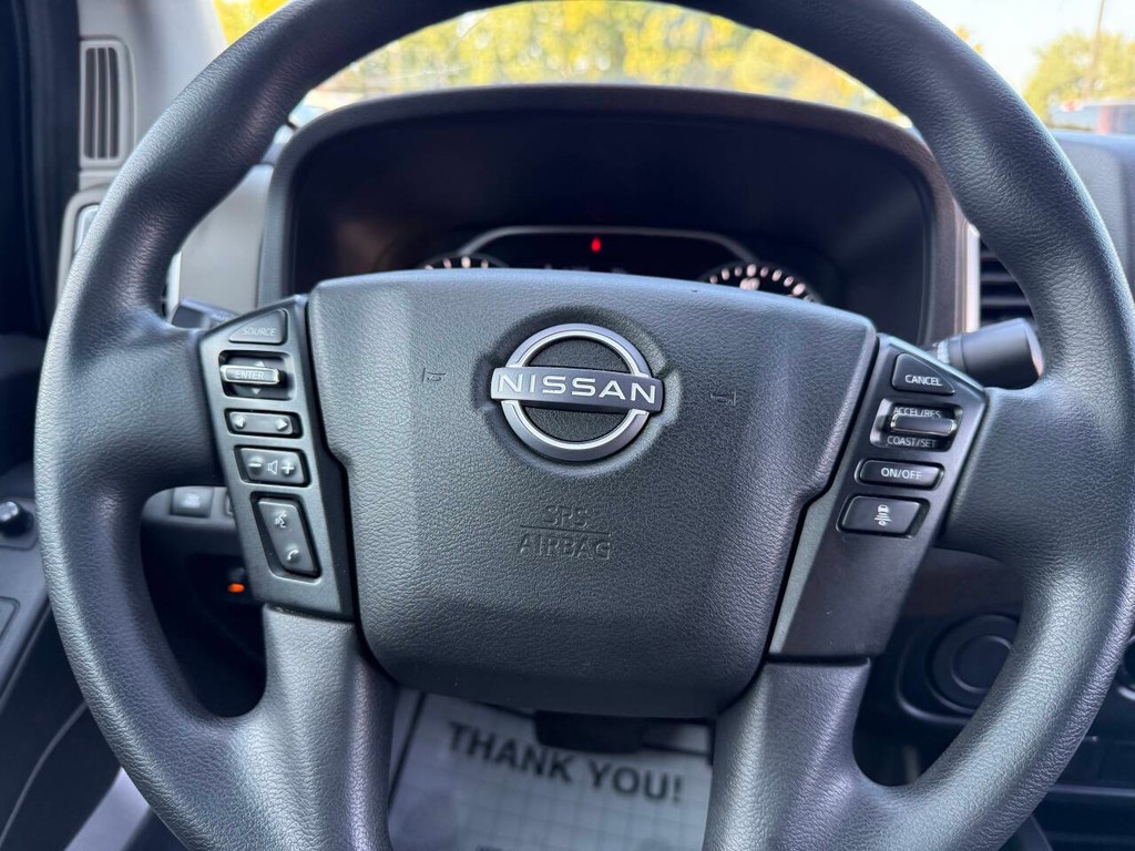 Nissan Frontier Vehicle Full-screen Gallery Image 23