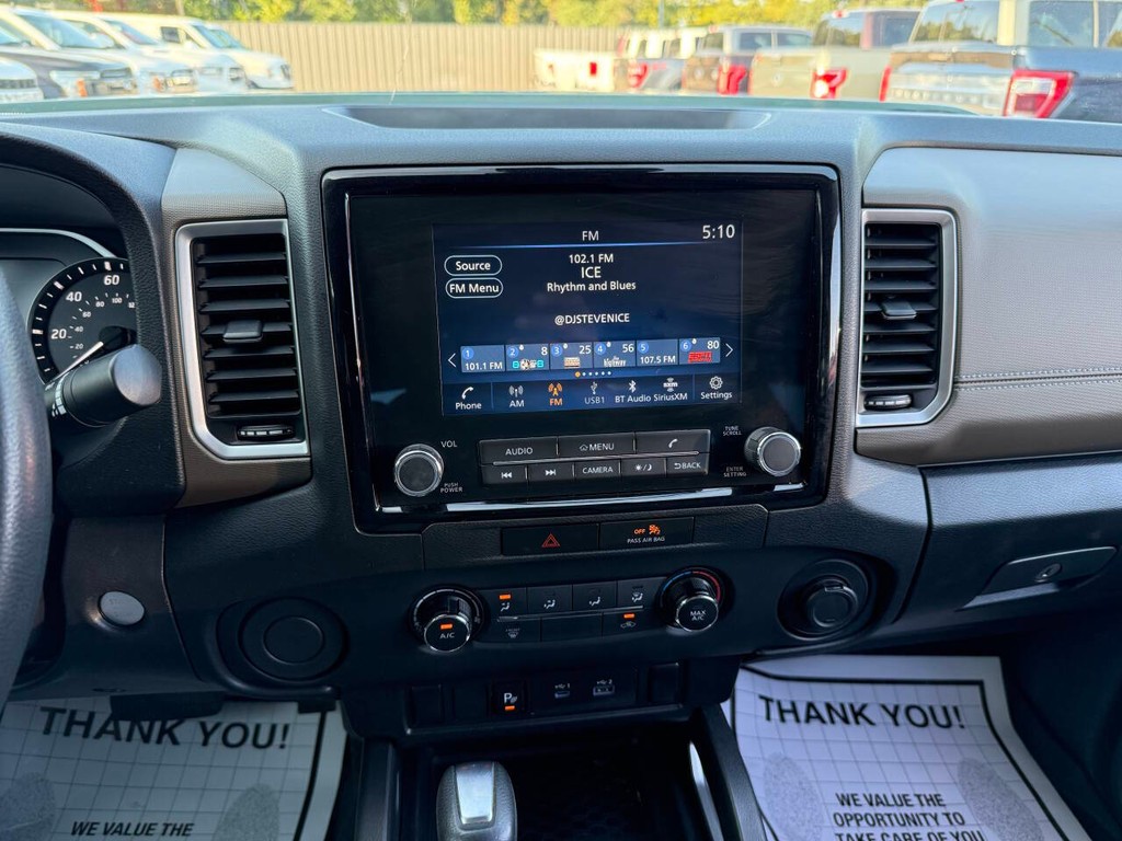 Nissan Frontier Vehicle Full-screen Gallery Image 24