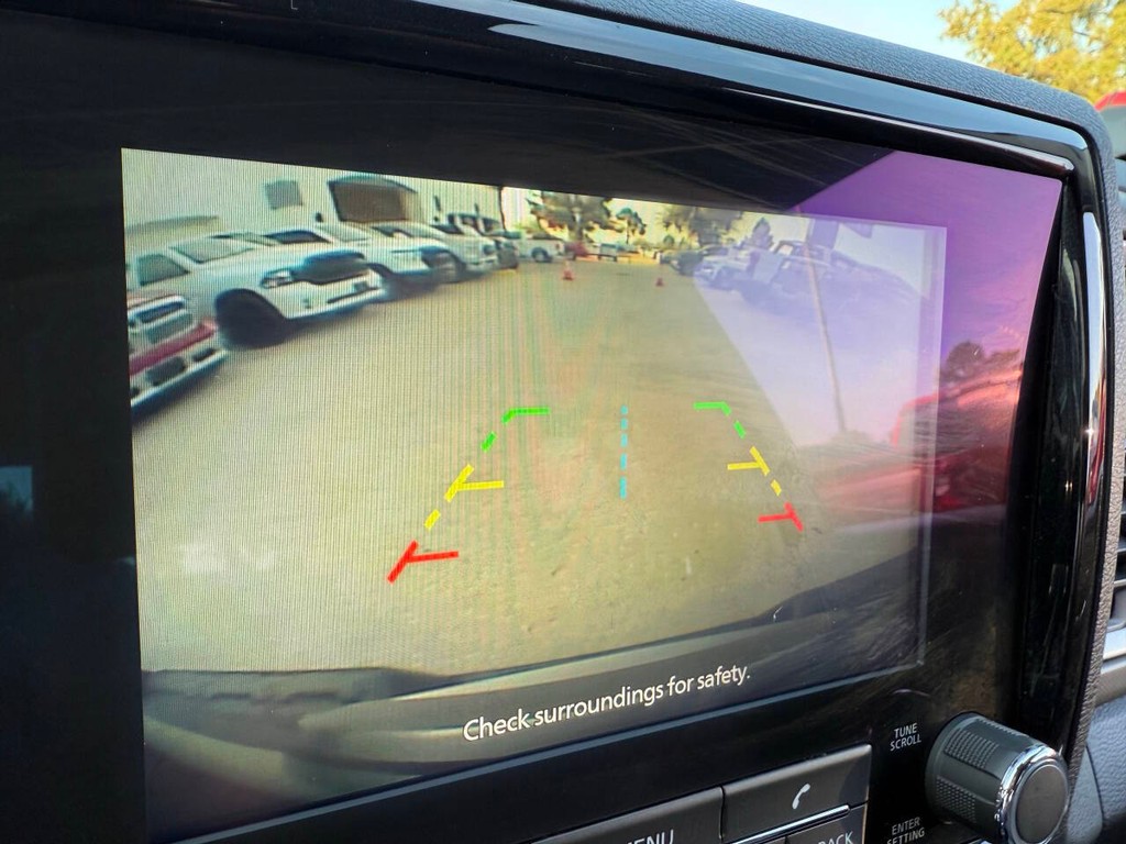 Nissan Frontier Vehicle Full-screen Gallery Image 26