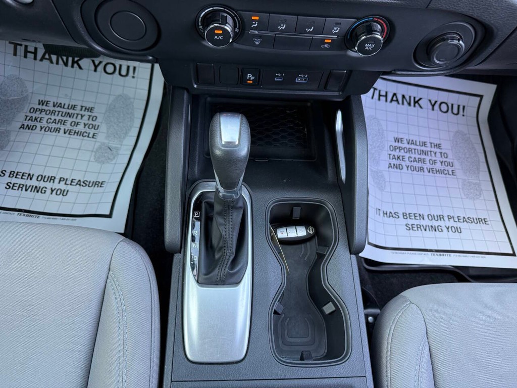 Nissan Frontier Vehicle Full-screen Gallery Image 30