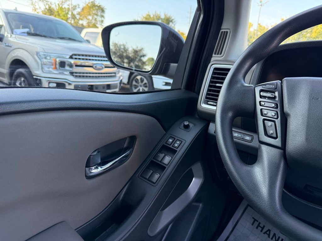 Nissan Frontier Vehicle Full-screen Gallery Image 31