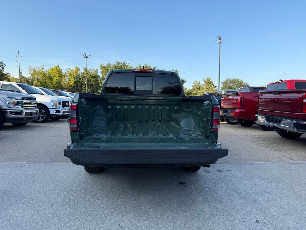 Nissan Frontier Vehicle Full-screen Gallery Image 38