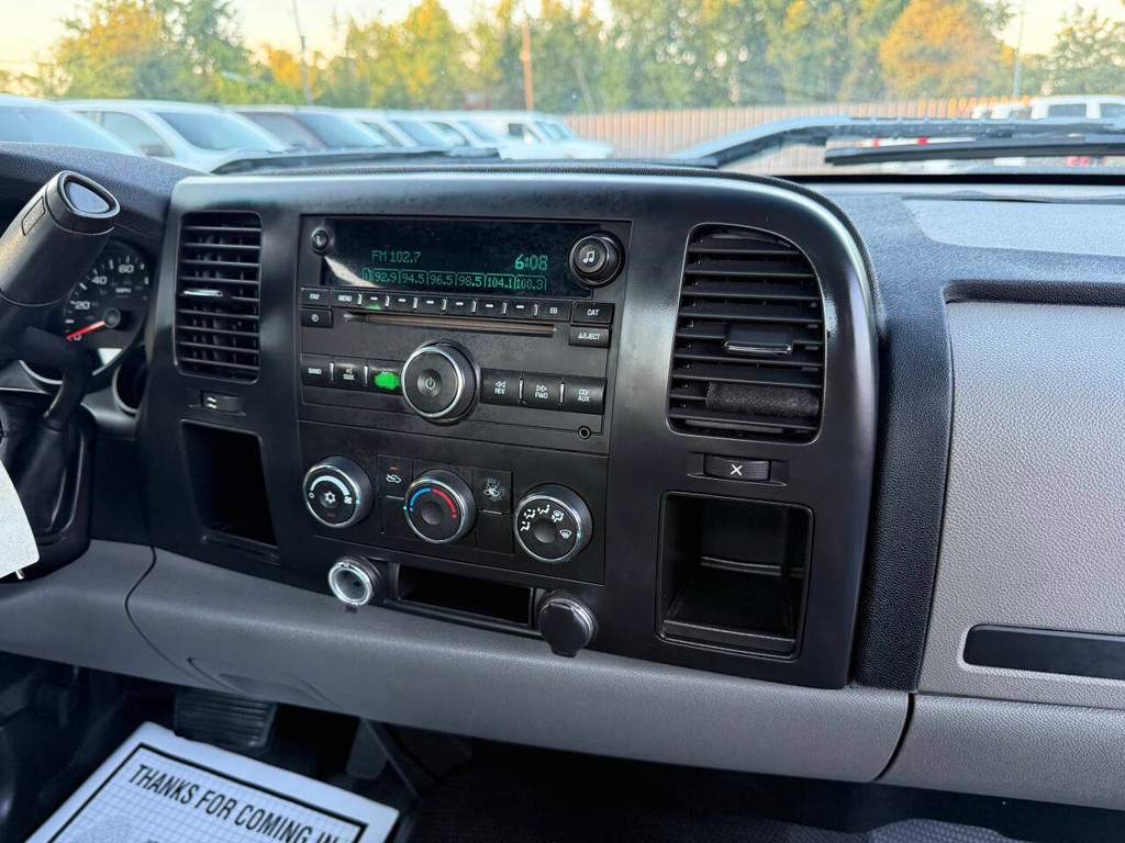 Chevrolet Silverado 1500 Vehicle Full-screen Gallery Image 17