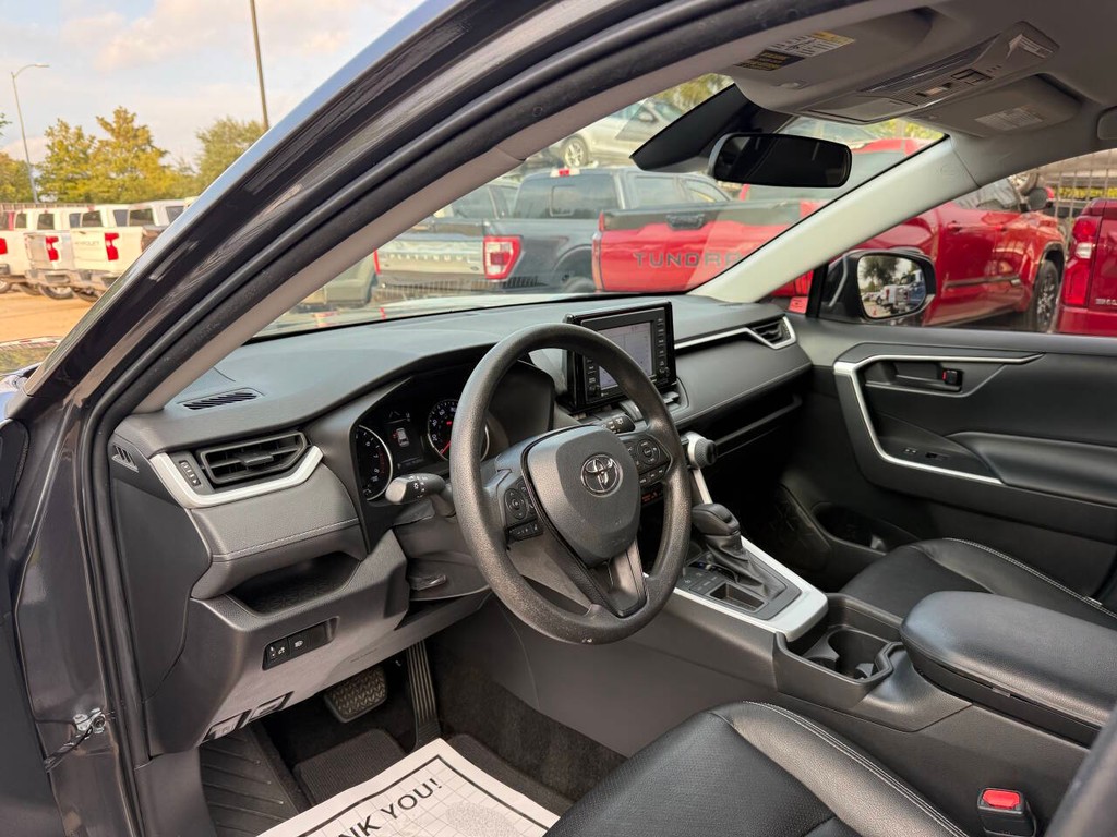 Toyota RAV4 Vehicle Full-screen Gallery Image 06