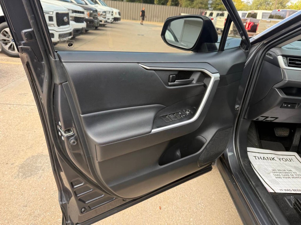 Toyota RAV4 Vehicle Full-screen Gallery Image 08