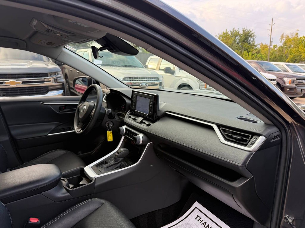 Toyota RAV4 Vehicle Full-screen Gallery Image 09
