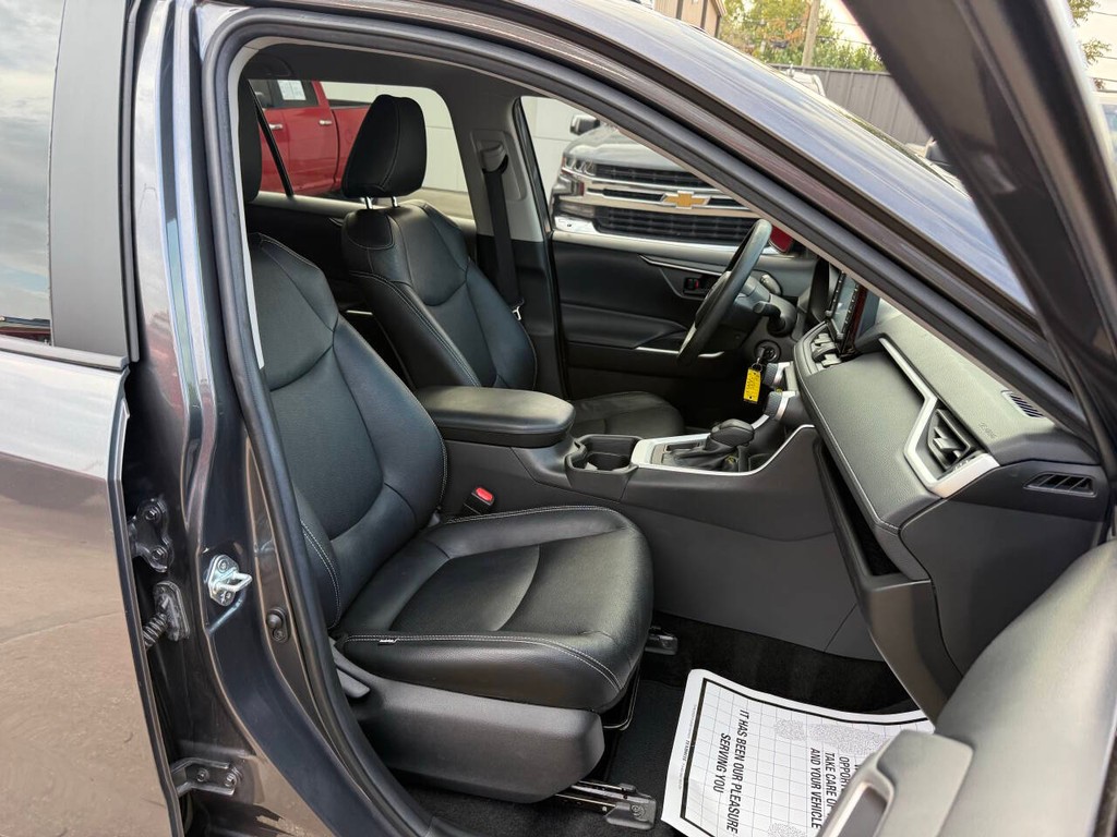 Toyota RAV4 Vehicle Full-screen Gallery Image 10