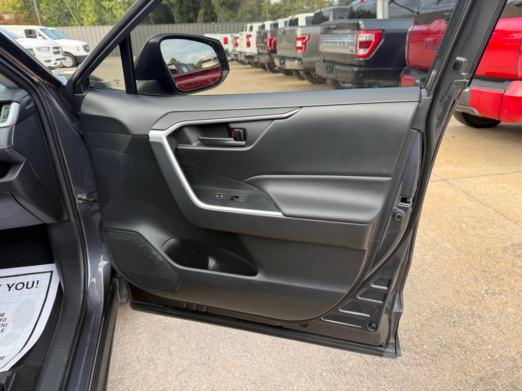 Toyota RAV4 Vehicle Full-screen Gallery Image 11