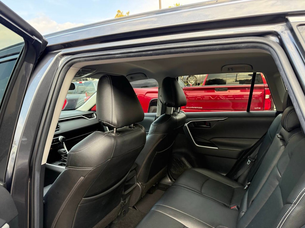 Toyota RAV4 Vehicle Full-screen Gallery Image 12