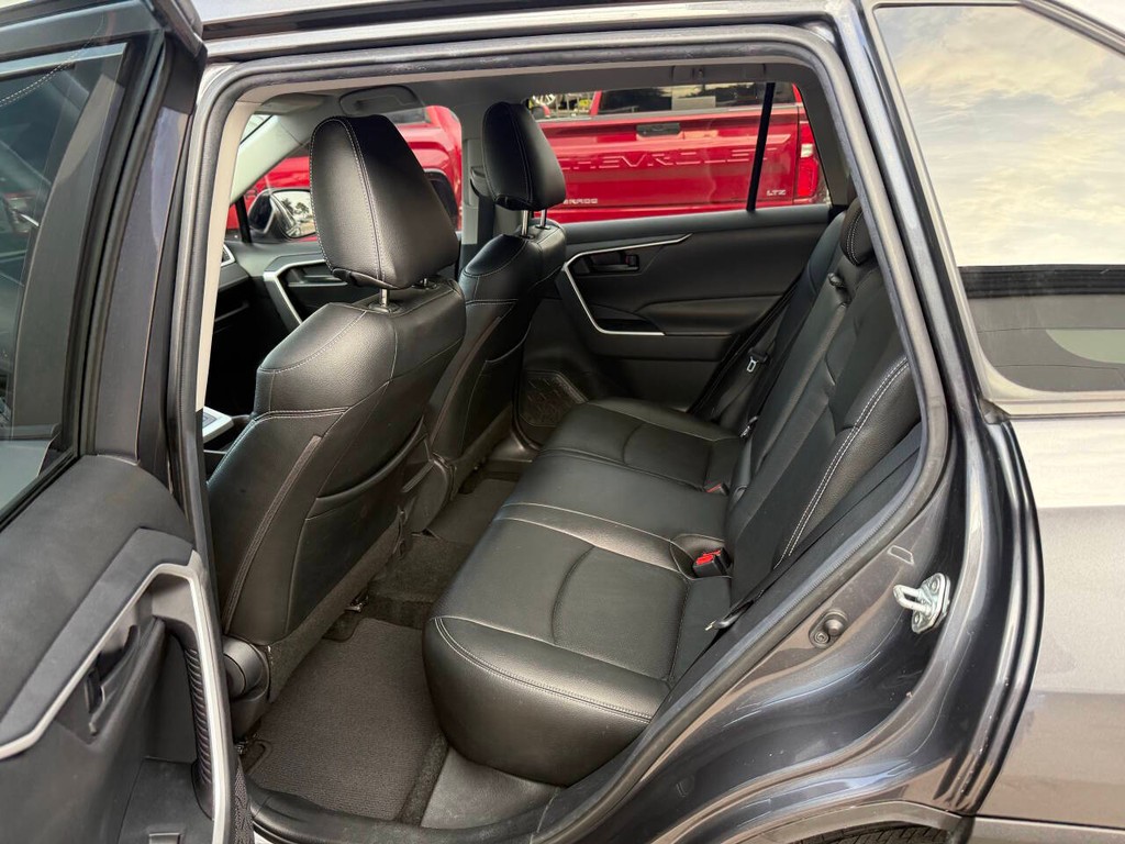 Toyota RAV4 Vehicle Full-screen Gallery Image 13