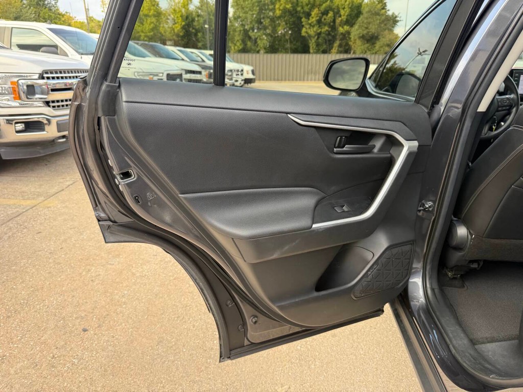 Toyota RAV4 Vehicle Full-screen Gallery Image 14