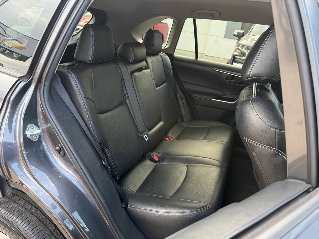 Toyota RAV4 Vehicle Full-screen Gallery Image 15