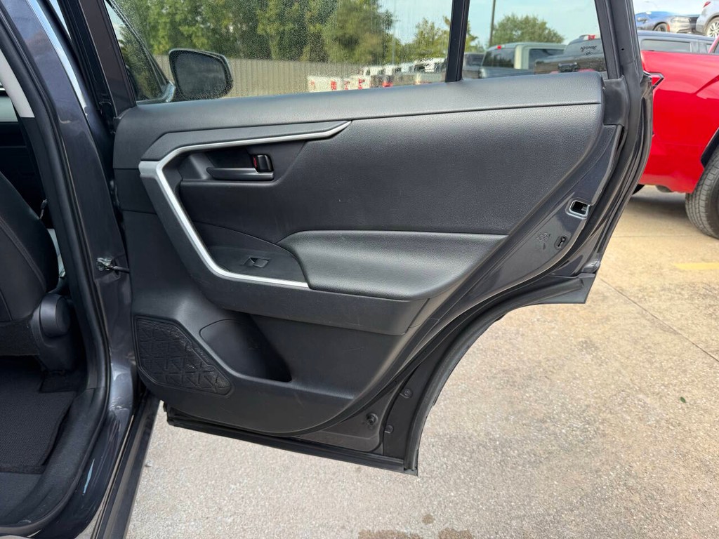 Toyota RAV4 Vehicle Full-screen Gallery Image 16