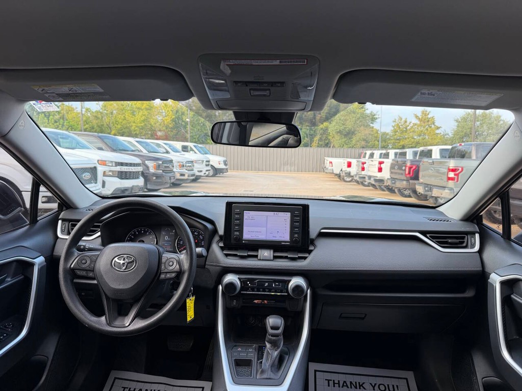 Toyota RAV4 Vehicle Full-screen Gallery Image 17