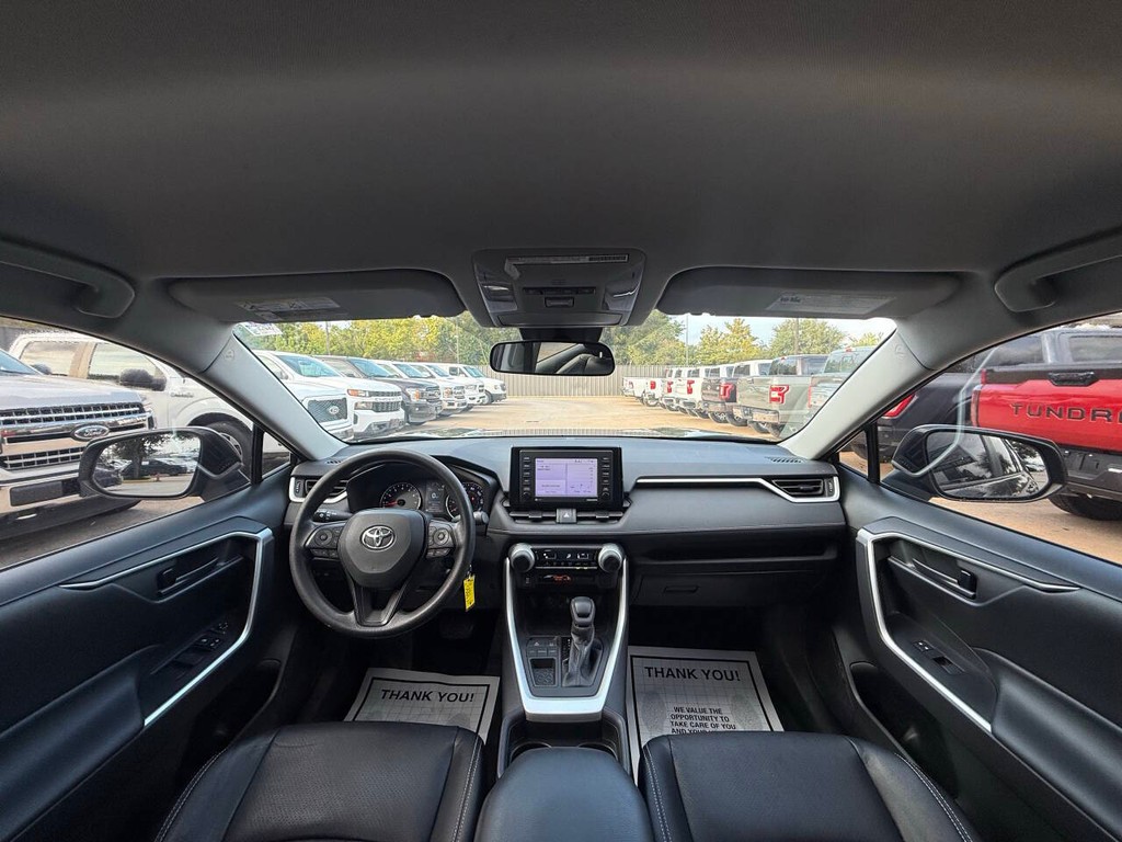 Toyota RAV4 Vehicle Full-screen Gallery Image 18