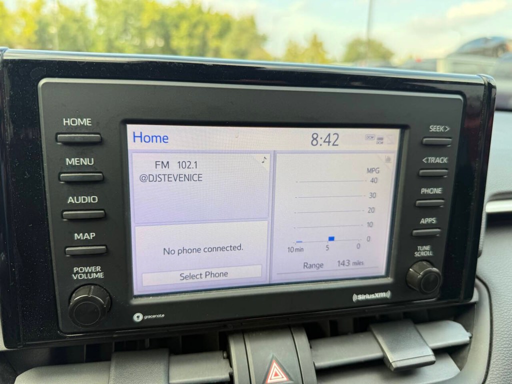 Toyota RAV4 Vehicle Full-screen Gallery Image 25