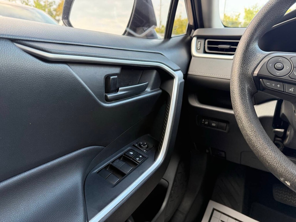 Toyota RAV4 Vehicle Full-screen Gallery Image 29