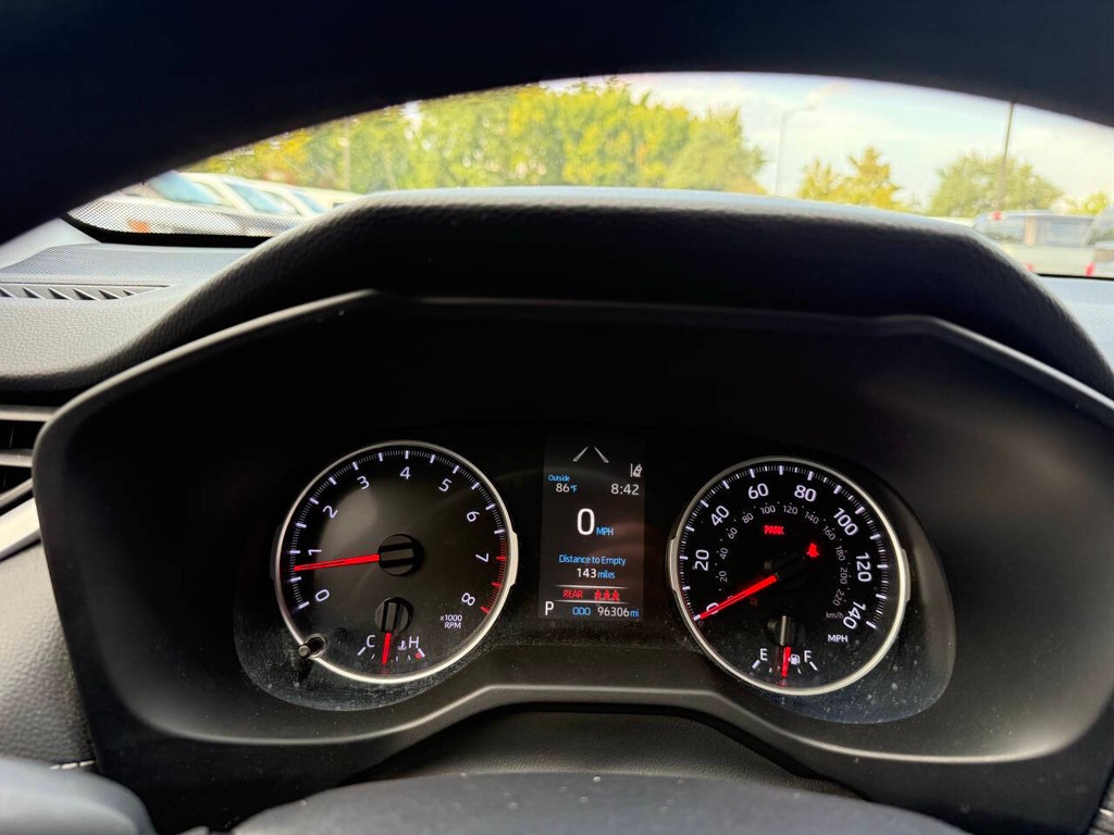 Toyota RAV4 Vehicle Full-screen Gallery Image 30