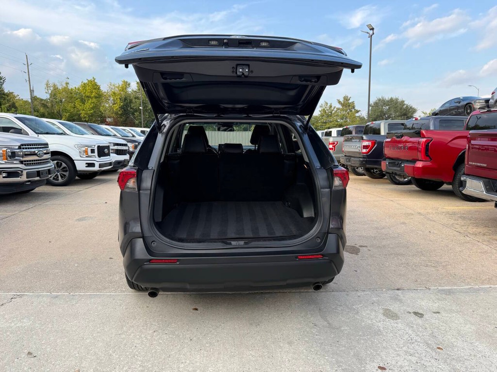 Toyota RAV4 Vehicle Full-screen Gallery Image 35