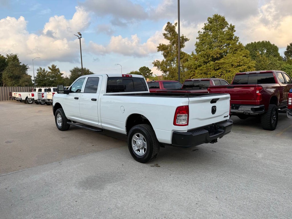Ram 3500 Vehicle Full-screen Gallery Image 04