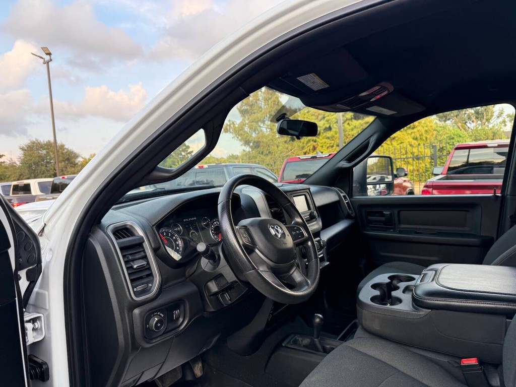 Ram 3500 Vehicle Full-screen Gallery Image 06