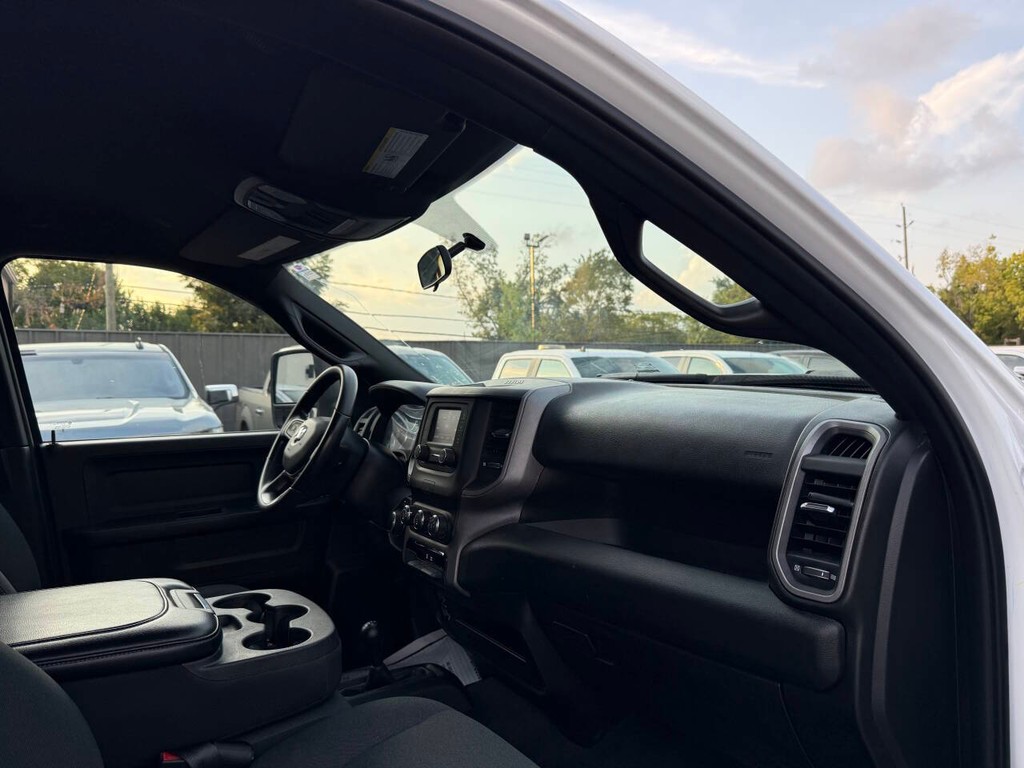 Ram 3500 Vehicle Full-screen Gallery Image 09